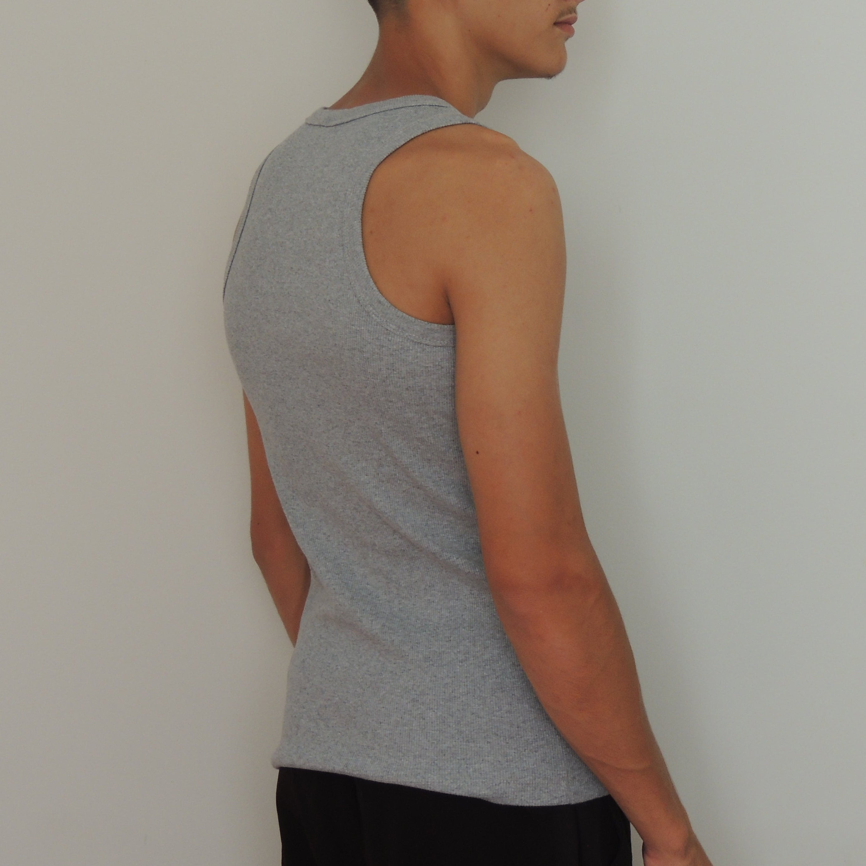 Regata Americana Canelada Slim Cinza